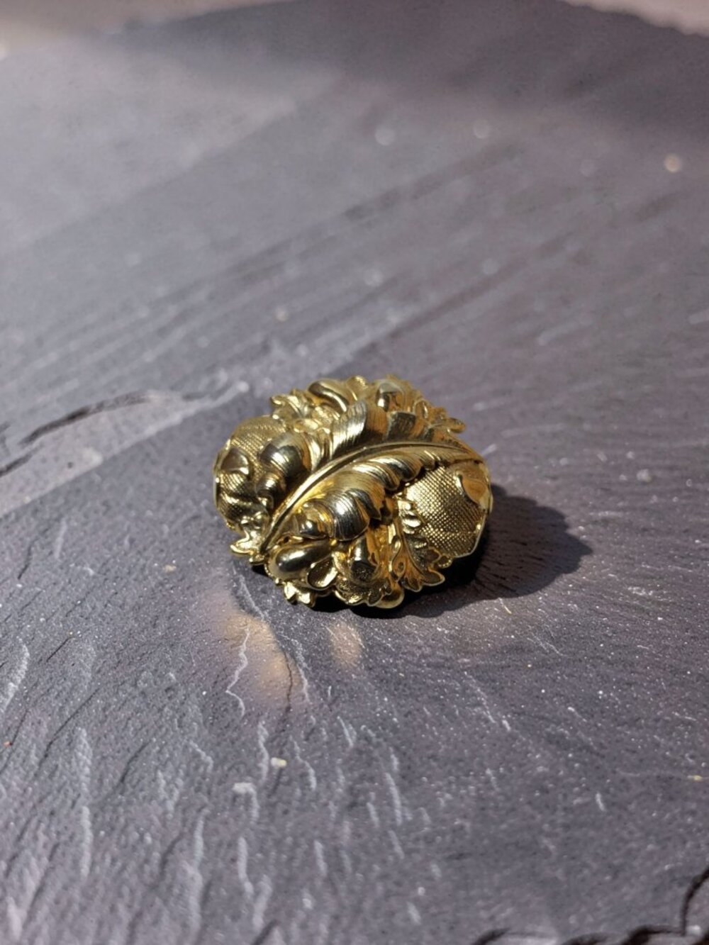 Vintage Goldtone Large 4 Layer Brooch Pin with Feather, Oak Leaves, and Berries, - Picture 3 of 16